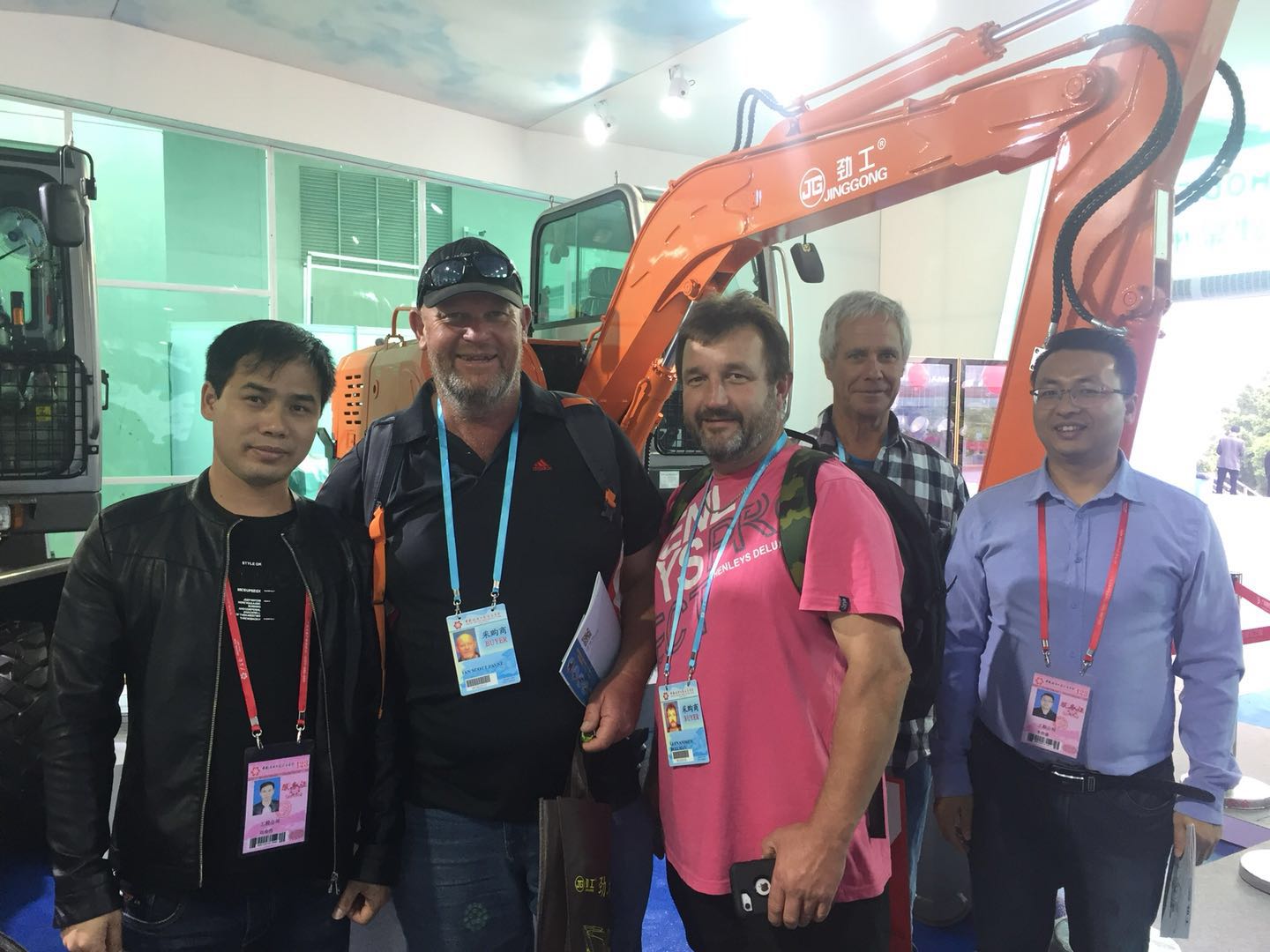 Group photo of JingGong hydraulic machine manufacturer attends the 123th Canton Fair in 2018