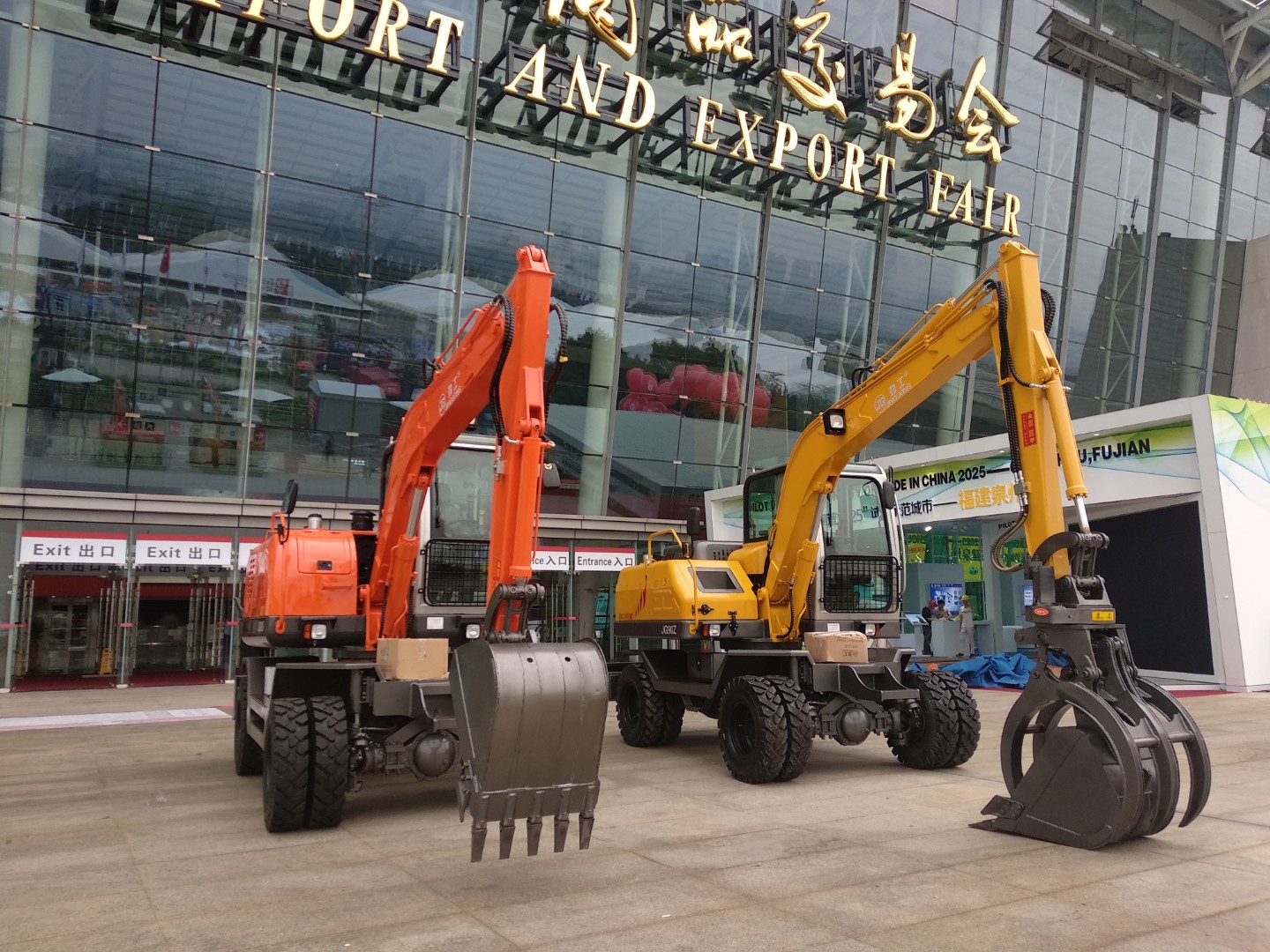 Prototype excavator of JingGong hydraulic manufacturer attends the 123th Canton Fair in 2018