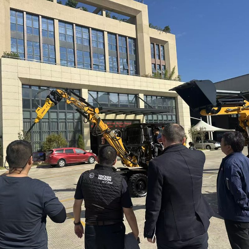 Une délégation de clients autrichiens a visité la société Jinggong Excavator afin d'approfondir sa coopération stratégique.