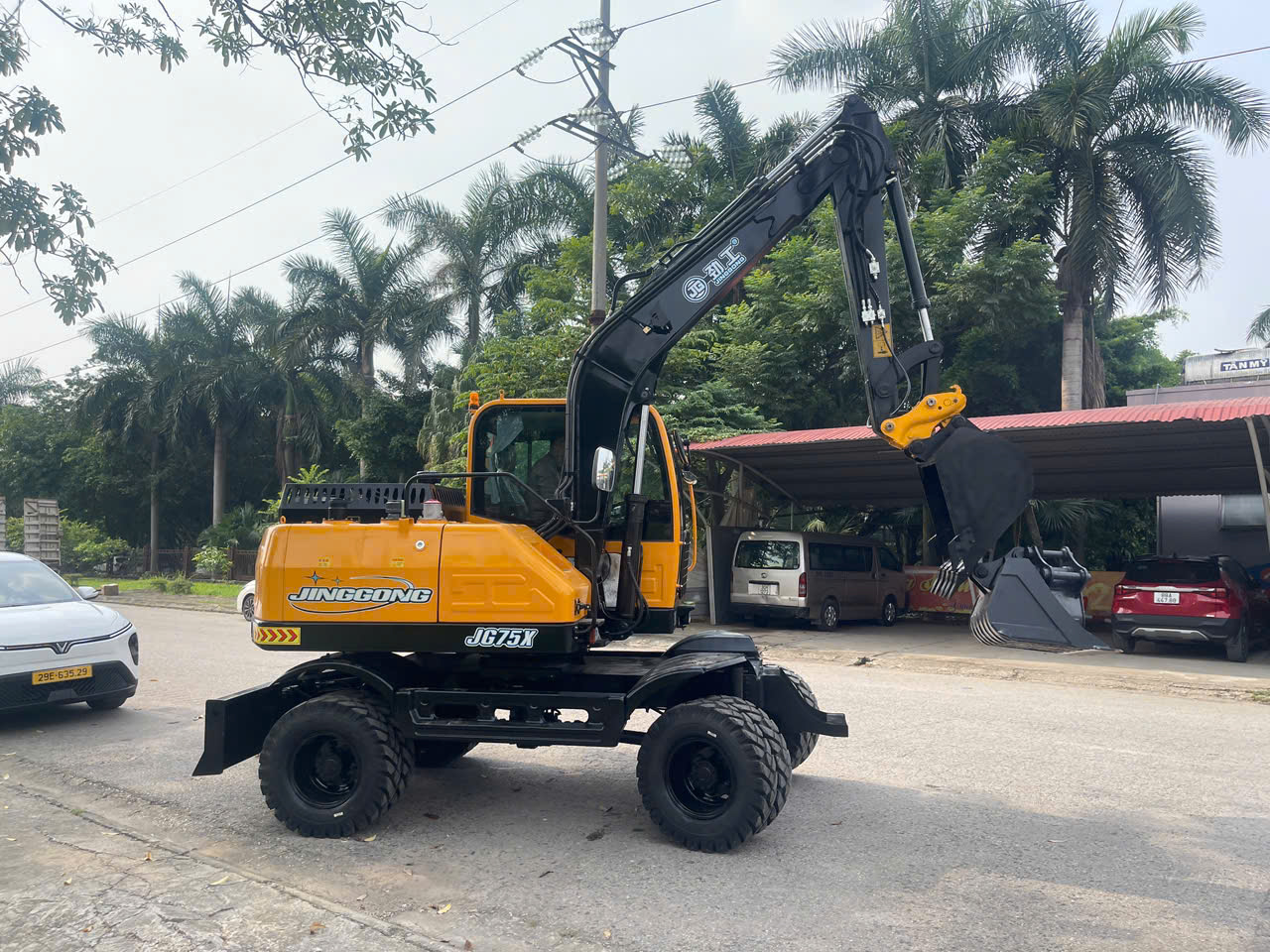 L'excavatrice sur roues JG75X de Jinggong livrée avec succès au Vietnam pour la construction urbaine et rurale