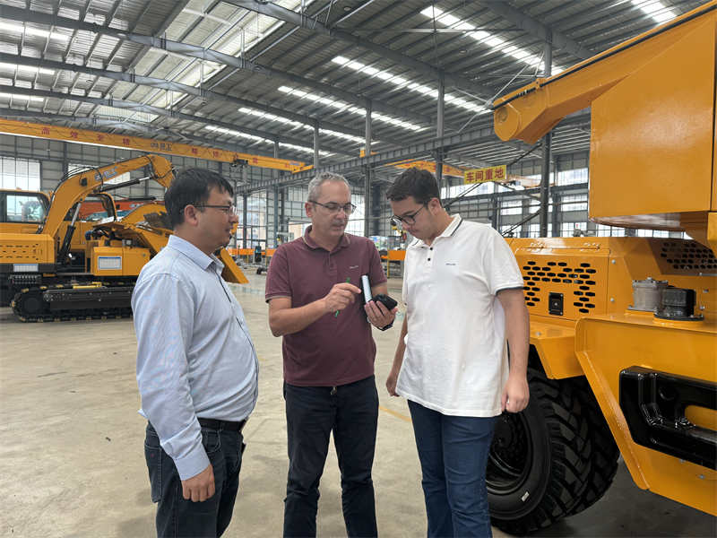 Warmly Welcome Customers From Brazil To visit Our factory！