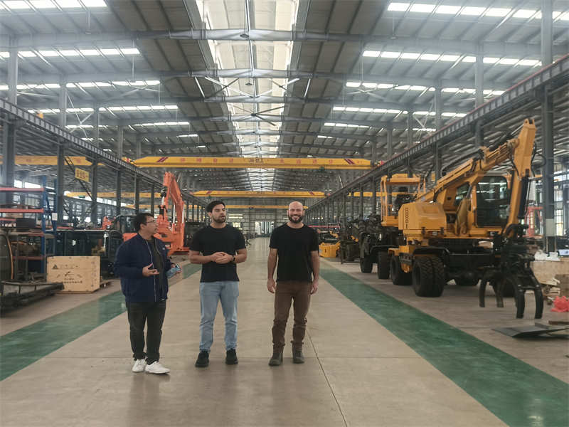 Bien que l'exposition soit terminée, la chaleur mécanique de JINGGONG n'est pas réduite ! Les clients étrangers ont afflué pour visiter l’usine et tester personnellement le produit pour découvrir le charme du produit. Un nouveau chapitre