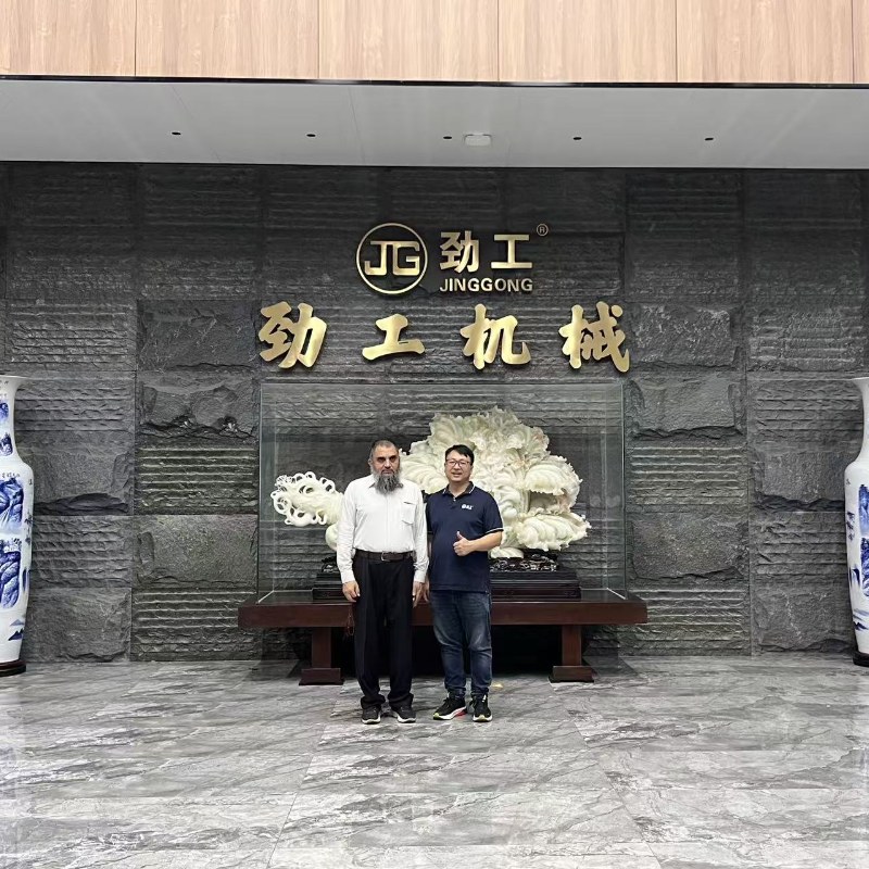 Bienvenue aux clients du Qatar à l'usine de machines Jinggong