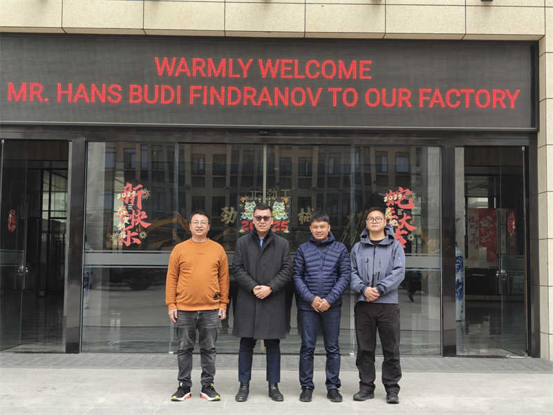 Bienvenue chaleureusement MR. Hans Budi Findranov à notre usine!