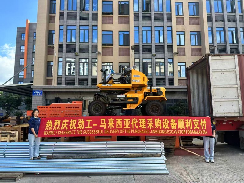 Jinggong et l'agent malaisien ont finalisé la livraison de la chargeuse 100CW.