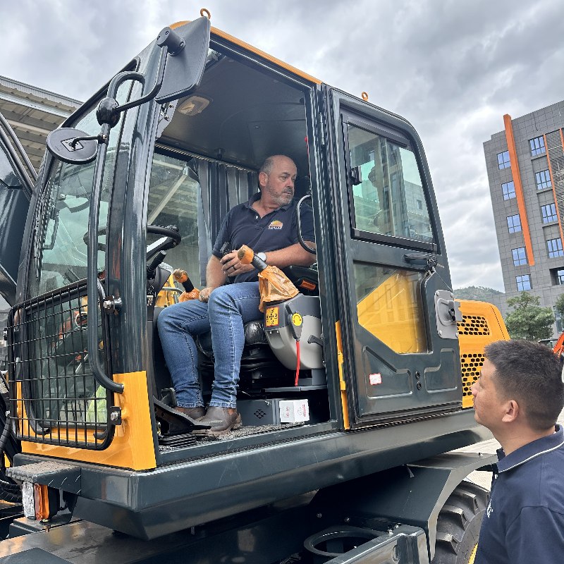 La société Jinggong Construction Machinery a reçu une délégation de clients importants et de partenaires industriels venus d'Afrique du Sud.