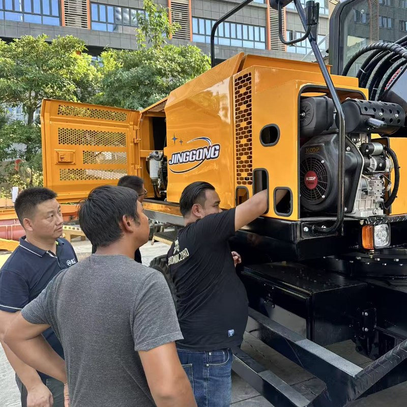 Des invités thaïlandais viennent constater l'efficacité réelle au combat de la machine à couper le ballast chinoise